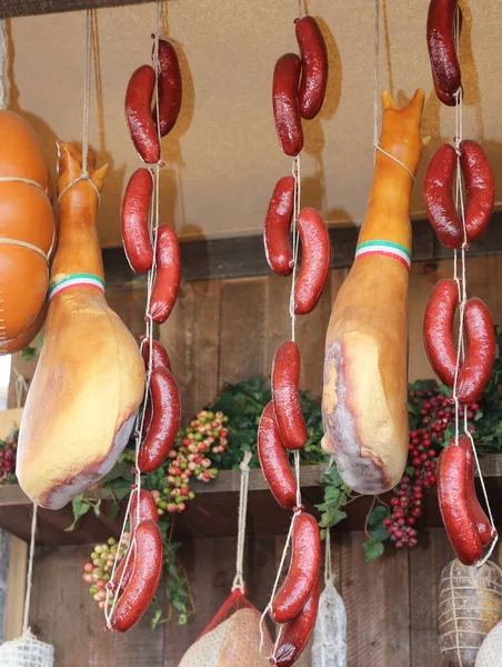 Salsicha e presunto nacional italiano à venda na banca de mercado — Fotografia de Stock