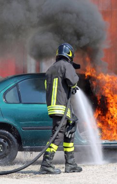 itfaiyeci bir araba köpüklü yangın söndürür