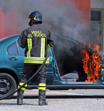 İtalyan itfaiye araba yangınında araba acc sonra söndürüldü.