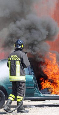İtalyan itfaiyeci araba yangın söndürüldü
