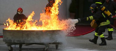 söndürmek için egzersiz sırasında itfaiye grubu