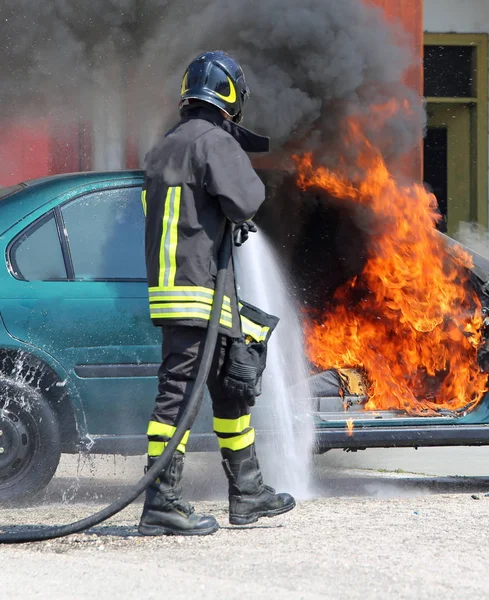 Πυροσβέστης κατά τον τερματισμό μιας πυρκαγιάς — Φωτογραφία Αρχείου