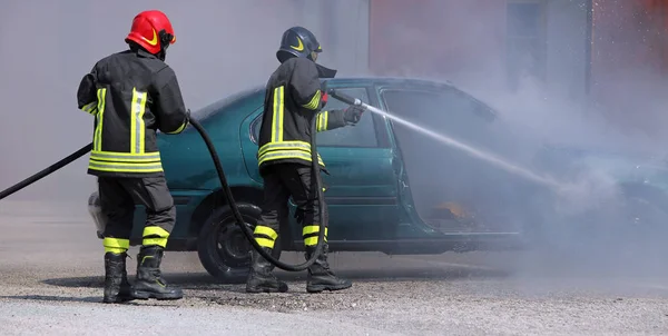 Brandmän släckt branden på en bil — Stockfoto