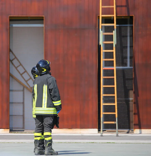 Πυροσβέστες κατά τη διάρκεια μια άσκηση κατάρτισης — Φωτογραφία Αρχείου