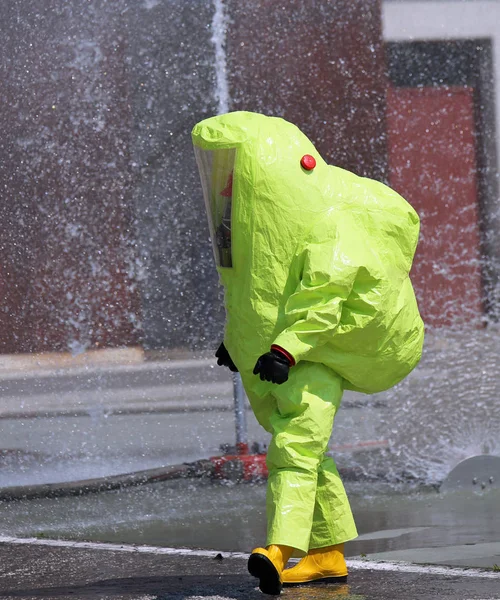 Pompier avec une grande combinaison jaune contre les risques biologiques — Photo