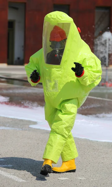 Person with yellow suit biological risk during an anti-terrorism — Stock Photo, Image