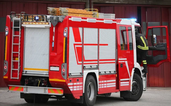 Fire truck in an emergency and active people — Stock Photo, Image