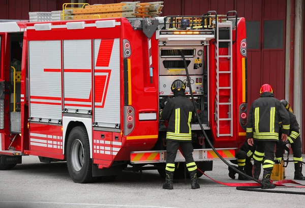 Hasičský vůz v nouzových a aktivní lidé — Stock fotografie