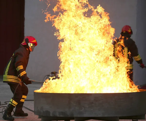 Пожарные во время учений у костра в жаровне — стоковое фото