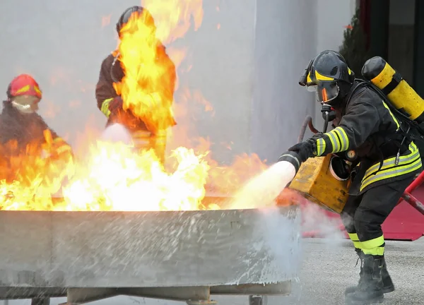Brandmän under träningen att släcka — Stockfoto