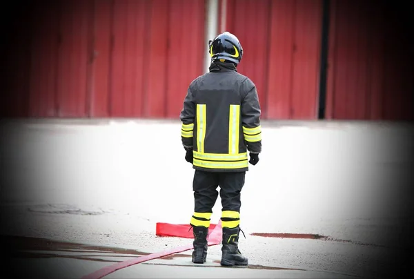 Samotny strażak po gaszenia pożaru — Zdjęcie stockowe