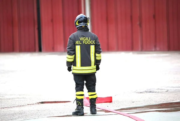 Ensam italienska brandmän med röda brandslang — Stockfoto