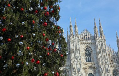 Cephe katedral Milan ve büyük Noel ağacı