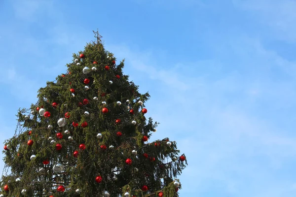 Bolas de Navidad decorativas para decorar y un gran abeto de Navidad — Foto de Stock