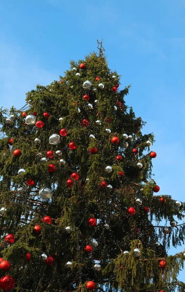 Weihnachtsbaum mit vielen dekorativen Weihnachtskugeln — Stockfoto