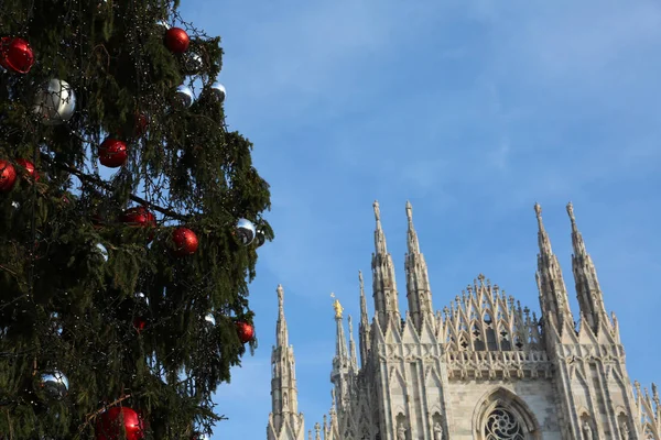 Milanos katedral och den enorma julgranen — Stockfoto