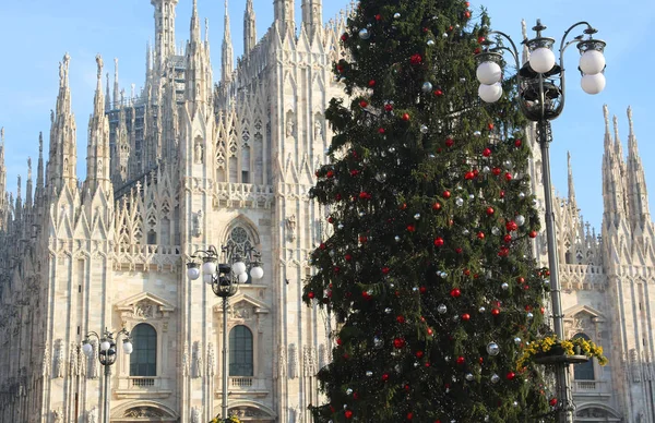 Albero di Natale con argento rosso e palline davanti al catedro — Foto Stock