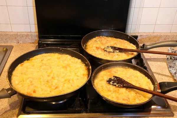 Tres ollas grandes con el plato típico llamado FRICO de Italia — Foto de Stock