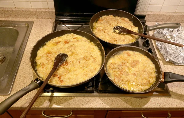 Tre grandi pentole con il piatto tipico chiamato FRICO Dell'Itali — Foto Stock