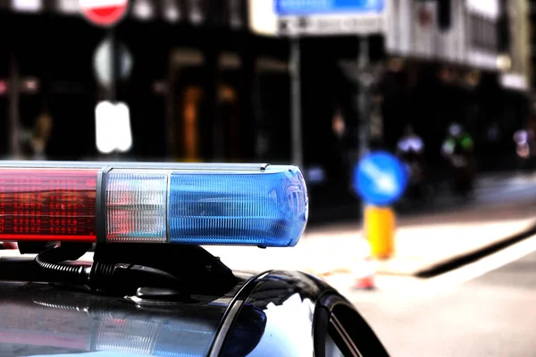 Κόκκινο και μπλε αναβοσβήνουν τα φώτα των αυτοκινήτων της αστυνομίας με το σημείο ελέγχου — Φωτογραφία Αρχείου