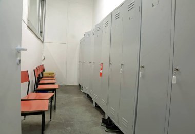 bir soyunma odası dolapları