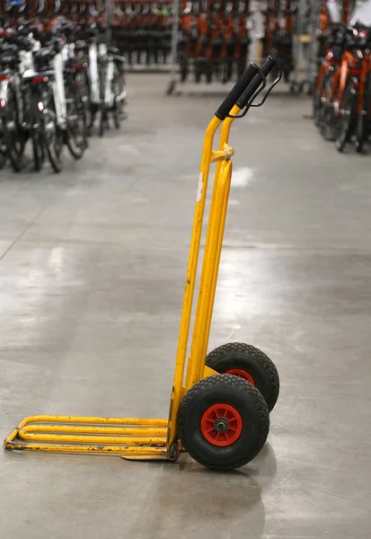 Carrinho para transporte em um armazém — Fotografia de Stock