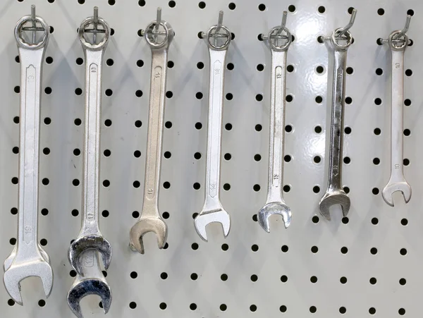 Εργαλεία για να σφίξετε τα μπουλόνια στο μηχανουργείο — Φωτογραφία Αρχείου