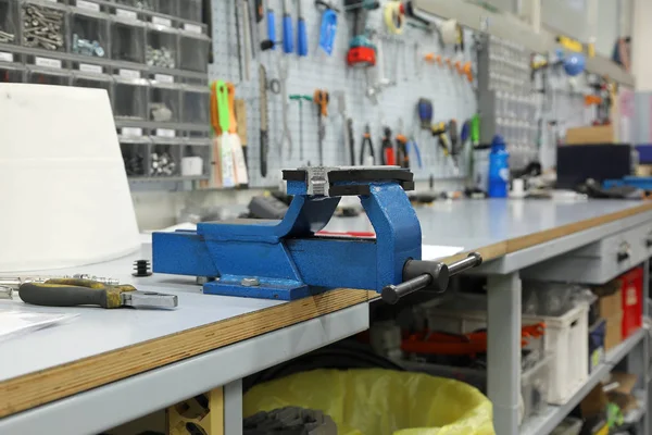 Ferreiro vise em uma oficina mecânica bem equipada com trabalho — Fotografia de Stock