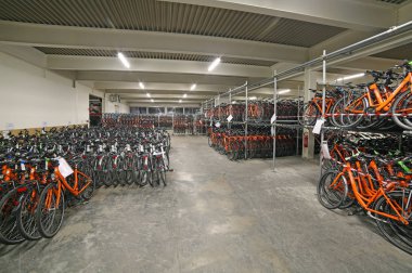 Vicenza, VI, İtalya - 1 Ocak 2017: ambar birçok Bisikletleri ile