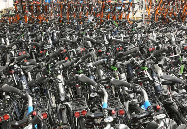 Vicenza, VI, Italia - 1 de enero de 2017: almacén con muchas bicicletas — Foto de Stock