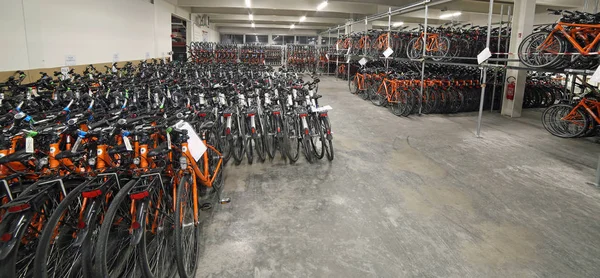 Vicenza, Vi, Italië - 1 januari 2017: magazijn met veel fietsen — Stockfoto