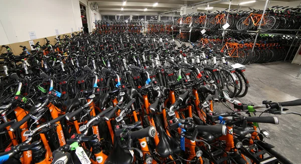 Vicenza, VI, Italy - January 1st, 2017: wide warehouse  with many bikes — Stock Photo, Image