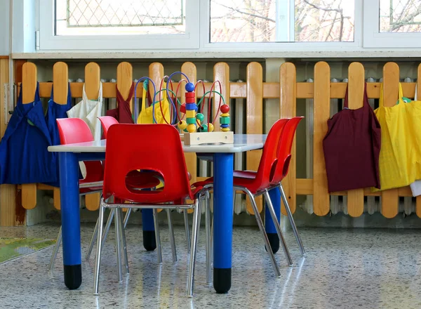 Kleiner Schultisch mit Stühlen und Spielzeug in einer Schule — Stockfoto