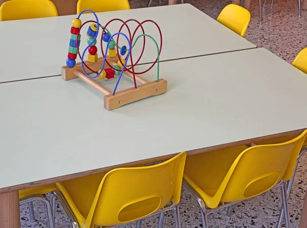 Stoelen met kleine banken binnen een kinderdagverblijf — Stockfoto