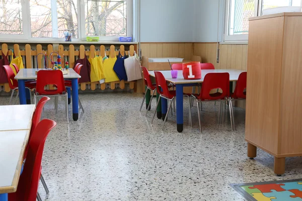 Muchas mesas con sillas y juguetes en un preescolar para niños —  Fotos de Stock