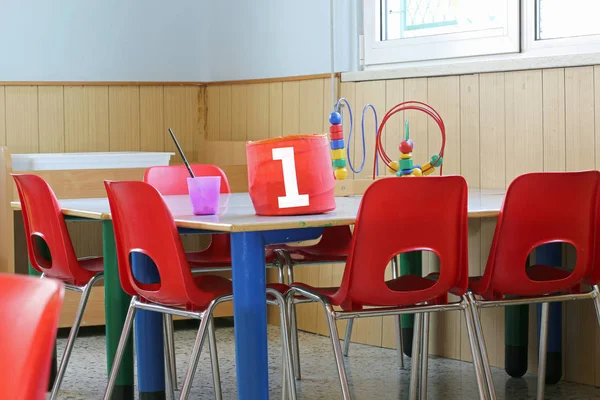 Dentro de uma escola com um frasco marcado 1 — Fotografia de Stock