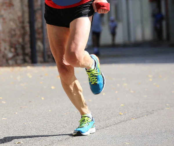 Coureur rapide court sur une rue pavée de la ville — Photo