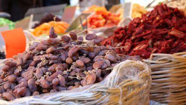 Tarih ve Souther'le meyve pazarında Satılık kurutulmuş domates