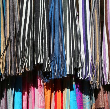 piyasada satışa renkli eşarplar