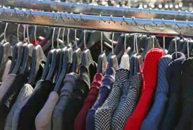 birçok kış asılı giysiler için satış