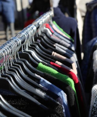 birçok kış asılı giysileri içinde belgili tanımlık çarşı Satılık