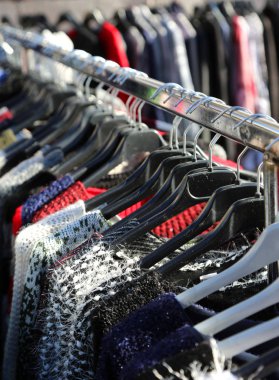 giysiler için satış açık piyasada asılı kış