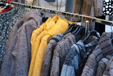 Kullanılan birçok kış giyim ve askılar Satılık üzerinde asılı