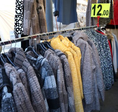 kış giysileri askıları bit pazarı Satılık üzerinde asılı