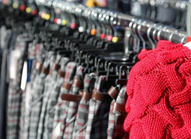 Kırmızı kazak yün ve birçok kış giysileri