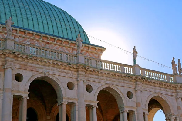 Střechy historické budovy ve městě Vicenza, Itálie — Stock fotografie