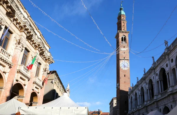 Vieux palais de la ville de Vicence en Italie avec étals de marché — Photo