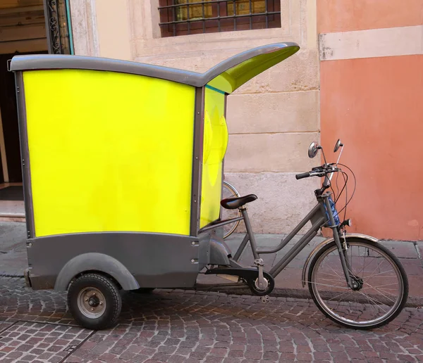 Vehicle with pedals type bicycle of a Express courier with the l — Stock Photo, Image