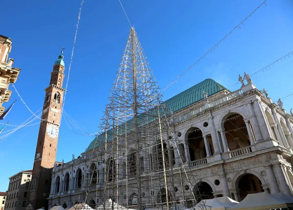 クリスマスにイタリアのヴィチェンツァで楽しめますと呼ばれる宮殿 — ストック写真