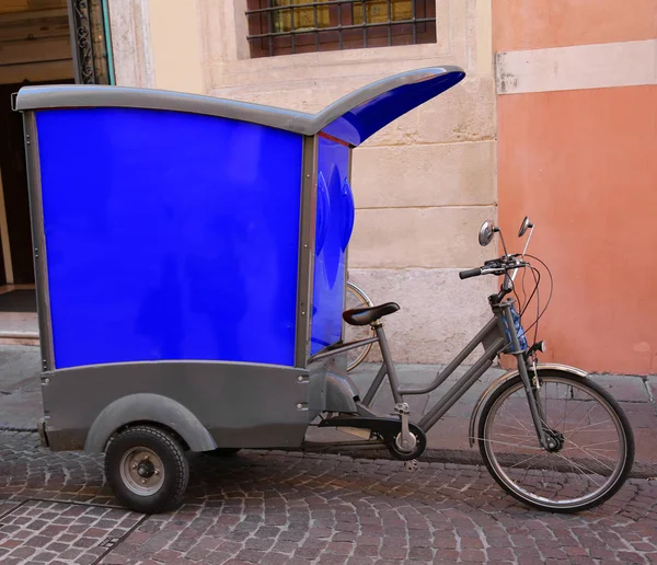Αυτοκίνητο με πετάλια ποδηλάτων τύπου του Express courier με το l — Φωτογραφία Αρχείου